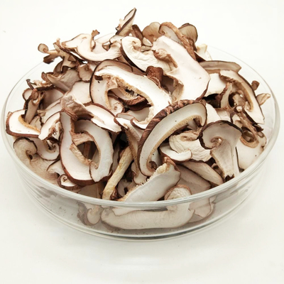 Σκοτεινό καφετί ξηρό τεμαχισμένο Shiitake ξεφυτρώνει υψηλή διατροφή