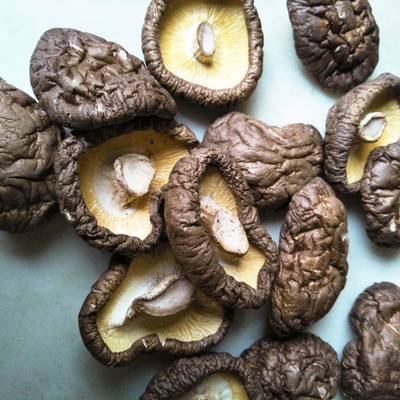 Προνομιακά ξεραμένα μανιτάρια Shiitake υγιεινά θρεπτικά νόστιμα